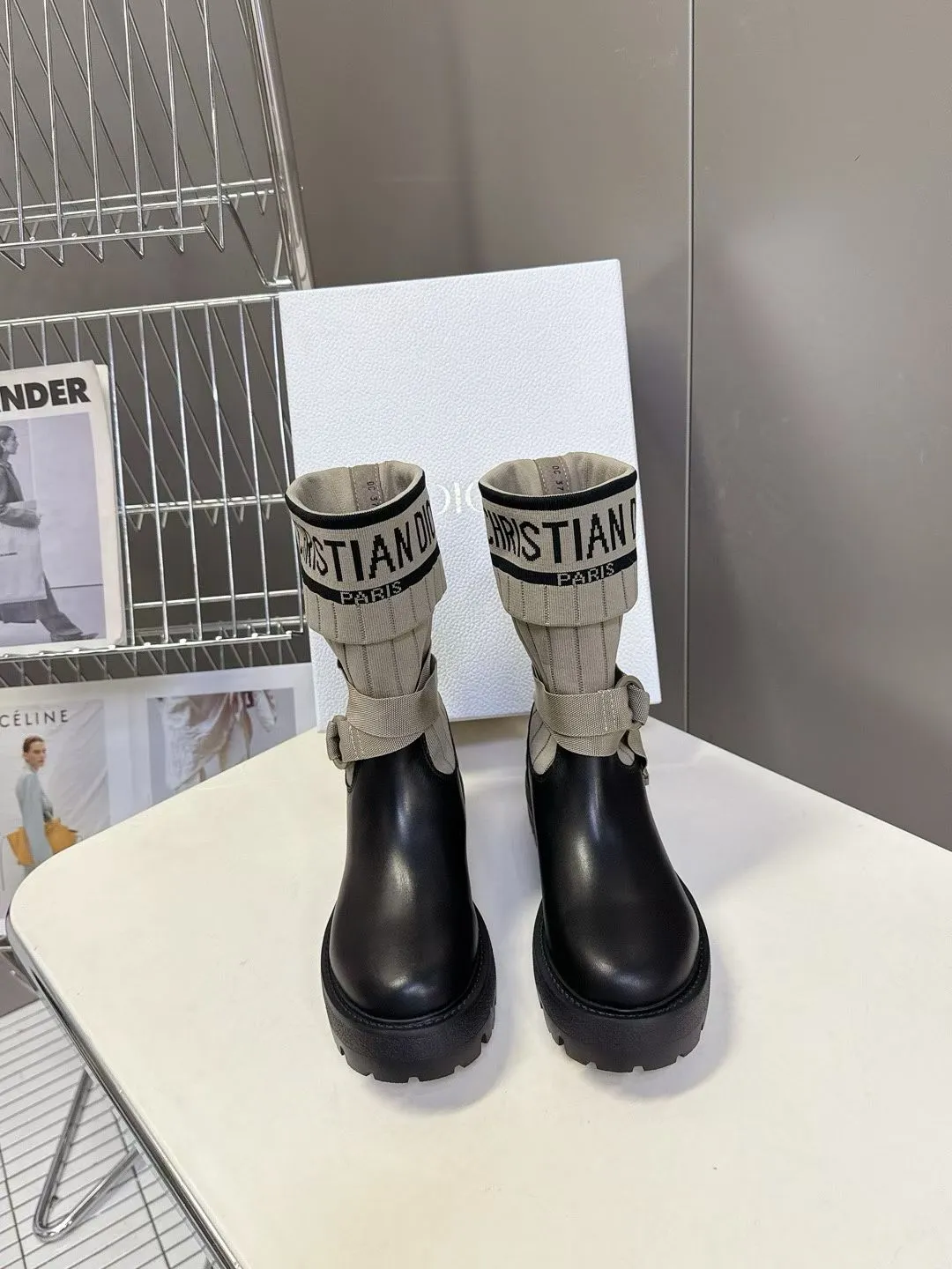 👟👟Ex-factory price 560👟👟Dior color matching new boots for autumn and winter, the latest flying woven letter logo for autumn and winter, round-toe high-top knight boots for women, the same style for celebrity Narna Qian and the same style for Yi Mengling. Material: First-layer cowhide spliced ​​with fly-knit fabric, sheepskin lining for feet, original molded TPU outsole Size: 35-40 yards